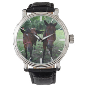 Mörk brun häst på bete armbandsur