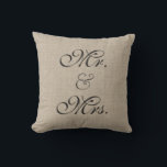 Mörk Brun typ Rustic Bord Pillow Kudde<br><div class="desc">Detta dekorativ kudde har en illustrerad bakgrund med en spricka,  så att det fortfarande är mjukt vid beröringen. Den här kudden är en underbar accent för sovrummet,  vardagsrummet eller bord.</div>