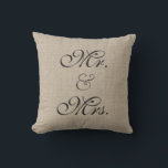 Mörk Brun typ Rustic Bord Pillow Kudde<br><div class="desc">Detta dekorativ kudde har en illustrerad bakgrund med en spricka,  så att det fortfarande är mjukt vid beröringen. Den här kudden är en underbar accent för sovrummet,  vardagsrummet eller bord.</div>