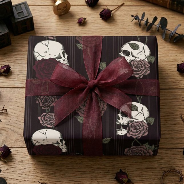 Mörk Burgunderröd gotisk dödskalle & rosrandig Presentpapper (Dark whimsigoth aesthetic wrapping paper featuring hand-drawn skulls and roses for gothic wedding)