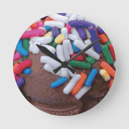 Mörk Chocolate Ice Cream with Rainbow Sprinkles Rund Klocka