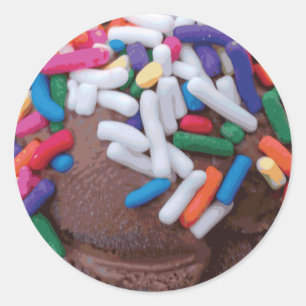 Mörk Chocolate Ice Cream with Rainbow Sprinkles Runt Klistermärke