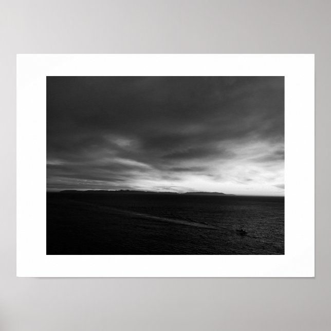 Mörk Clouds Boat Black and White Photography Poster (Framsidan)