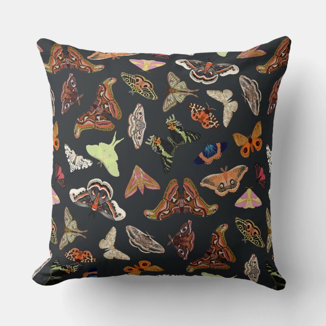 Mörk Cottagecore Moths Kudde (Framsida)