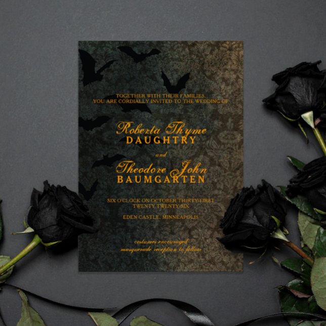 Mörk Damask Halloween-bröllopsinbjudan Inbjudningar (Dark Damask pattern with subtle bats and orange text, gothic victorian wedding invitation)
