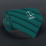 Mörk - den grönt görade randig anpassningsbar slips<br><div class="desc">Juridiska fjäll för elegantgröntrandar av tien för rättvisaanpassningsbarinitialer.</div>