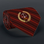 Mörk - den röda randanpassningsbar märka med sina slips<br><div class="desc">Eleganta röda, svart och rödbruna randiga juridiska fjäll av den beställnings- initialertien för rättvisa.</div>