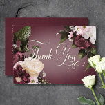 Mörk Elegant Burgundy & Cream Blur Blommigt Bröllo Tack Kort<br><div class="desc">Gå in i en värld av elegans med vårt mörk för blommigt och moody höljeskort för bröllop. Designat för att fånga sinnena, skryter denna inbjudan med en slående burgundisk bakgrund, försedd med en andningsspricka av rik burgundy och kräm ro, blek lavender grått hydrangeas och andra blandade blommigtar i mjukt vitt...</div>