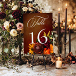 Mörk Elegant, sommartid, Blommigt Bröllop Bordsnummer<br><div class="desc">Fira för evigt med inbjudningar som brinnande som solnedgången! Vi presenterar vår bedövande solnedgång inspirerade bröllop-svit, försedd med en vibrerande spray av realistiska blommor i nyanser av orange, gult, rött och rosa, som perfekt speglar färgen av ett bildligt solnedfall. Varje petal och löv är noggrant utarbetade för att utnyttja naturens...</div>