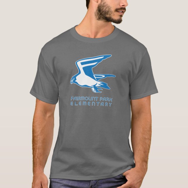 Mörk falkutslagsplats med den grafiska ljusa tee shirt (Framsida)