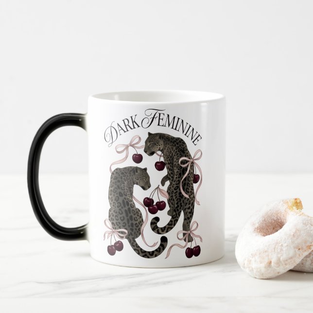 Mörk feminin gepard & bågar Färgförändrande mugg (Med munk)