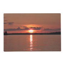 Mörk för Vermilion solnedgång för sjö rosa orange