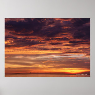 Mörk fördunklar i orangen görad strimmig himmel poster