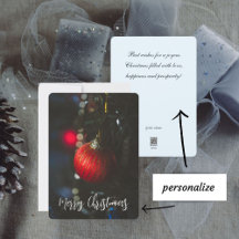 Mörk glamorröd julbalja och trädgårdsmark