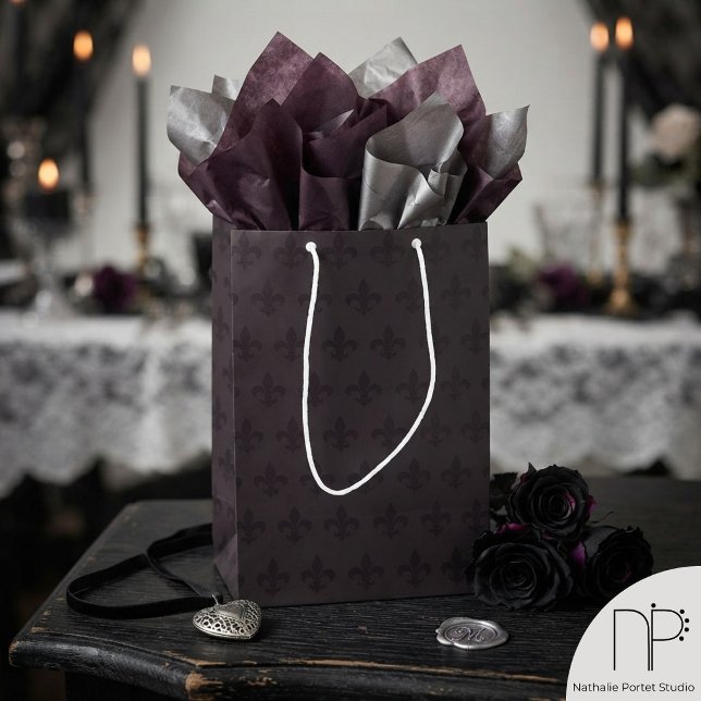 Mörk gotisk Fleur de Lis (Moody dark plum gothic fleur de lis medium gift bag for elegant alternative gothic gift wrapping)