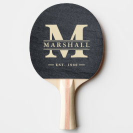 Mörk granit stenyta med monogram och namnöverlägg pingisracket
