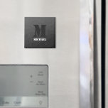 Mörk grått-geometriskt nät mönster Monogram Magnet<br><div class="desc">Monogram Anpassa med din anpassningsbar från början och namn. Mörk grått gradient geometric nät triangles mönster ombre. Triangelns geometriska nät med mörk-kombinationsövertoning.</div>