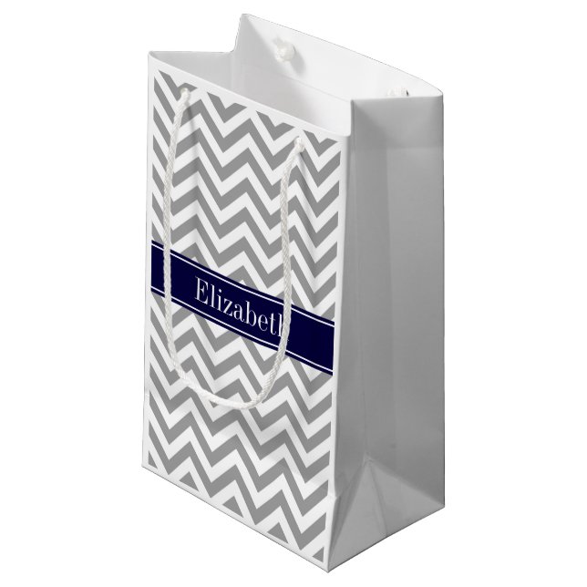 Mörk Grått Lg Chevron Navy Blue Namn Monogram (Framsidan Vinklad)