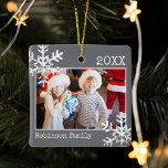 Mörk Grått Photo Gräns White Snöflingor Helgdag Julgransprydnad Keramik<br><div class="desc">Anpassa den här prydnaden med ditt familjefoto och lägg till din familj namn tillsammans med året för denna underbara julkeepé.</div>