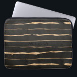 Mörk-Grått & Ro Färg Guld Mönster i Laptop Fodral<br><div class="desc">Mörk drake och ro guld moderna hand gjorde rand mönster. Anpassade monogram i sött svart.</div>