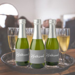 Mörk Grått Stylized Script Bröllop Bridesmaid<br><div class="desc">Självhäftande etiketter för bröllop minismousserande vin flaskor som innehåller ett trendig,  mörk grått färg tillsammans med "Bridesmaid" tryckt i vitt,  stiliserat skript. En underbar idé när du lägger ut dina brudtärnor och planerar för en bachelorette-fest!</div>