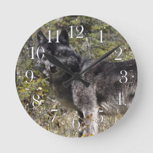 Mörk Grått Varg & Forest Pasture Photo Clock Rund Klocka