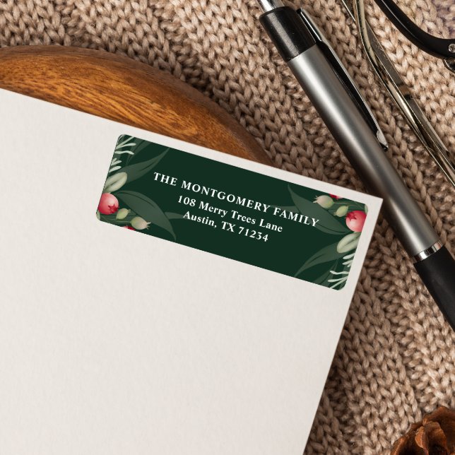 Mörk grönt Elegant Grey-Chicen Jul Returadress Etikett (Elegant Christmas Return label with family name and address over a dark green background with berrie)