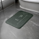 Mörk grönt Elegant Modern Minimalist Monogram Namn Badrumsmatta<br><div class="desc">Gå in i lyxen med vår klassiska Elegant Modern Minimalist Monogram Bath Mat. Detta förstklassiga badmatt kombinerar sömlöst elegans med contemporary minimalism, vilket höjer badrumsdekorationen till nya höjder. Det här badmattet är mer än bara funktionellt. Det är en påstående av raffinerad smak. Monogrammet för anpassade tillför en personlig beröring och...</div>
