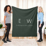 Mörk grönt Elegant Modern Minimalist Monogram Namn Fleecefilt<br><div class="desc">Öka bekvämligheten och stil med vår klassiska Elegant Modern Minimalist Monogram Fleece Blanket. Den här noggrant designade filten blandar sömlöst sofistikerad contemporary med minimalism, skapar den som ett mysigt och personlig tillägg till din hemdekoration. Den här fleece-filten är mer än bara en praktisk fråga. Det är en personlig påstående av...</div>