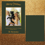 Mörk grönt kort för julfamiljsfoto i Guld<br><div class="desc">Fånga julhelgens magi med det här snyggt platta julkortet i personligen som innehåller ditt favoritfamiljefoto med guld ram på en grönt i mörken. All text är ett djupt guld. Riken, gröntarna i skogarna och guldhuven skapar en varm, nostalgisk atmosfär. "God jul" är elegant placerat överst, medan grund är ett anpassade...</div>