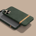 Mörk grönt modern personlig namn i elegant<br><div class="desc">Trendig mörk framträder i grönt i klassy elegant iphone case med kopparmetallisk guld-personlig rand i namn.</div>