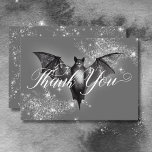 Mörk Halloween Glam Fladdermus & Diamonds Bröllop Tack Kort<br><div class="desc">Gå in i halloween-tackets sfärd, där kärlek möter glamoröst mysterium i ett stavat firande. Mot bakgrund av att du förhäxar kol-grått, är den här designen en en lysande, men ändå mörk-ton för speciella dag. Ett kol fladdermus med vingar-spridningsplatser vid bröllop, omgivet av ett kluster av mousserande lös diamanter, som tillför...</div>
