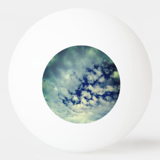 Mörk himmel, som passerar genom molnen pingisboll