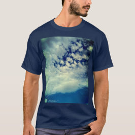 Mörk himmel, som passerar genom molnen t shirt