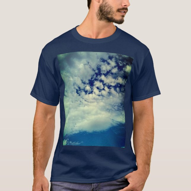 Mörk himmel, som passerar genom molnen t shirt (Framsida)