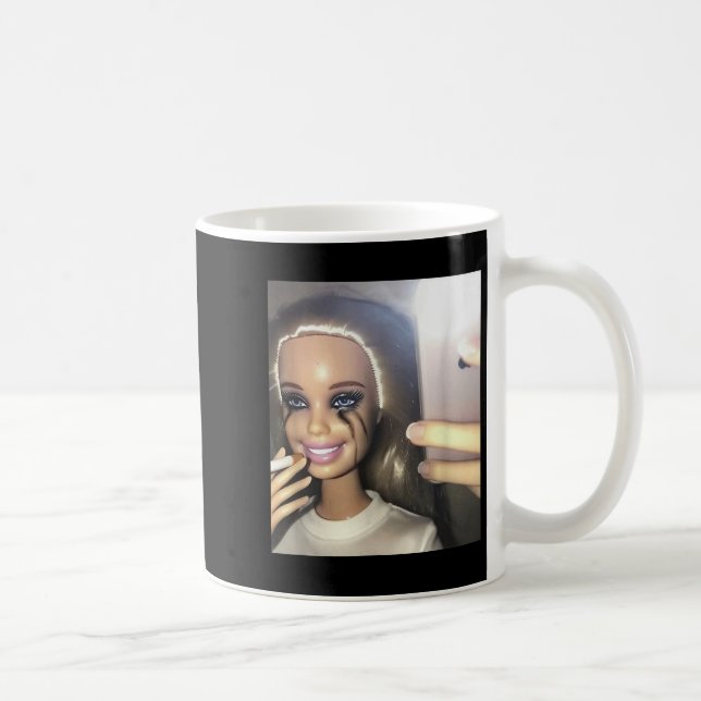 Mörk Humor Doll Smoking Selfie Parody Kaffemugg (Höger)