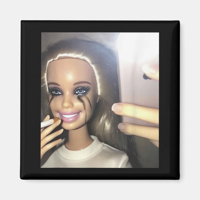 Mörk Humor Doll Smoking Selfie Parody Magnet (Framsidan)