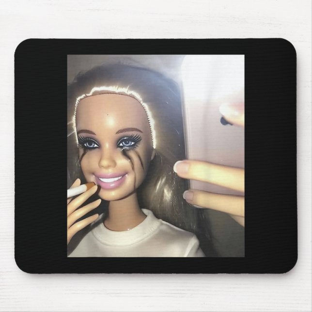 Mörk Humor Doll Smoking Selfie Parody Musmatta (Framsidan)