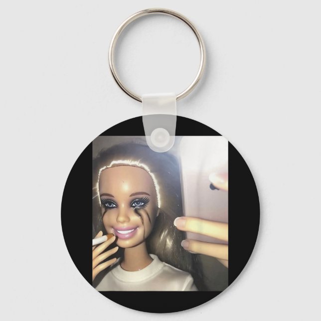 Mörk Humor Doll Smoking Selfie Parody Nyckelring (Framsida)