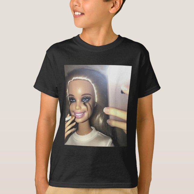 Mörk Humor Doll Smoking Selfie Parody T Shirt (Framsida)