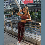 Mörk körsbärsröd med ro-övertryck leggings<br><div class="desc">Njut av de här snygga, färgerna med svart färg, och de körsbärsröda färg och ro skriver ut på alla sidor. De kommer att vara fantastisk för dagliga aktiviteter eller gym-besök, för joggning och drift. Du hittar en matchande strängpåse i samma körsbärsröda färg med ro tryckt på bakgrunden. Det finns liknande...</div>