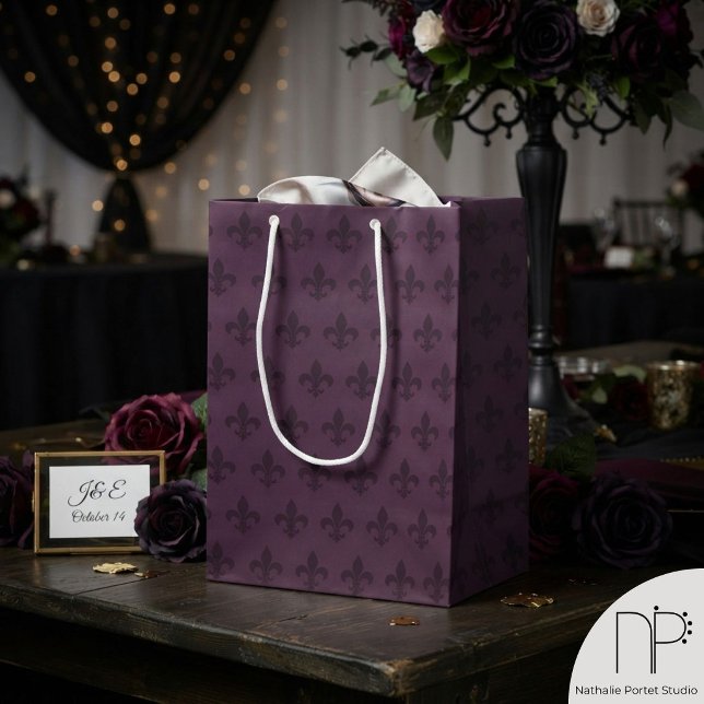 Mörk Lila Fleur de Lis (Moody dark purple gothic fleur de lis medium gift bag for sophisticated, refined gift presentation.)