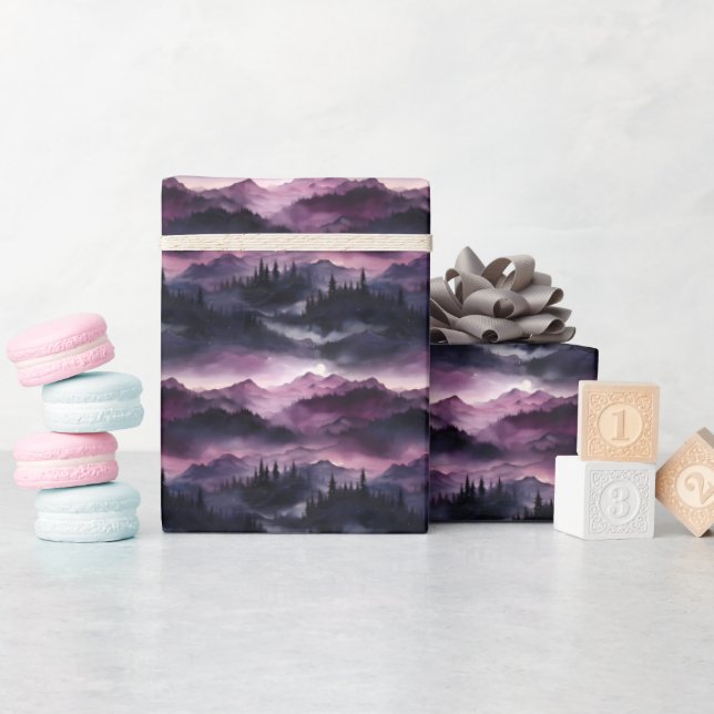 Mörk lila skog och bergslandskap presentpapper (Baby Shower)