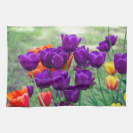 Mörk lila tulpaner på en solig dag i trädgården kökshandduk