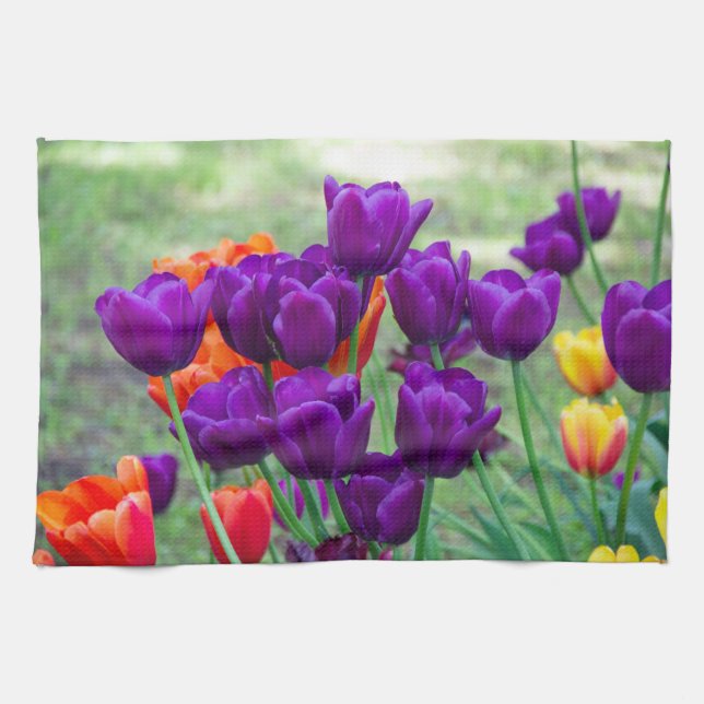 Mörk lila tulpaner på en solig dag i trädgården kökshandduk (Horisontell)