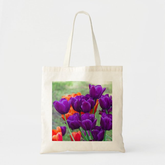 Mörk lila tulpaner på en solig dag i trädgården tygkasse (Framsidan)
