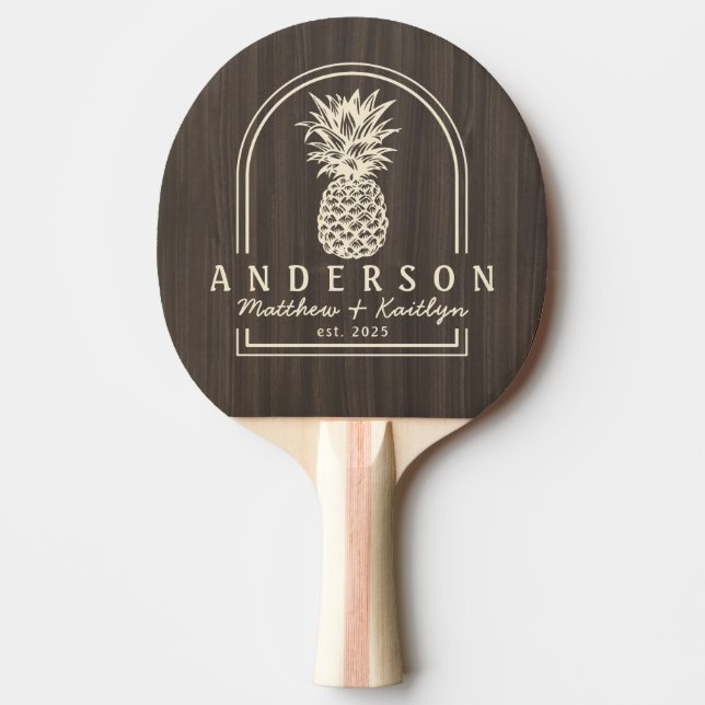 Mörk Modern Trä Ananas Bröllopsbåge & Namn Pingisracket (Framsidan)
