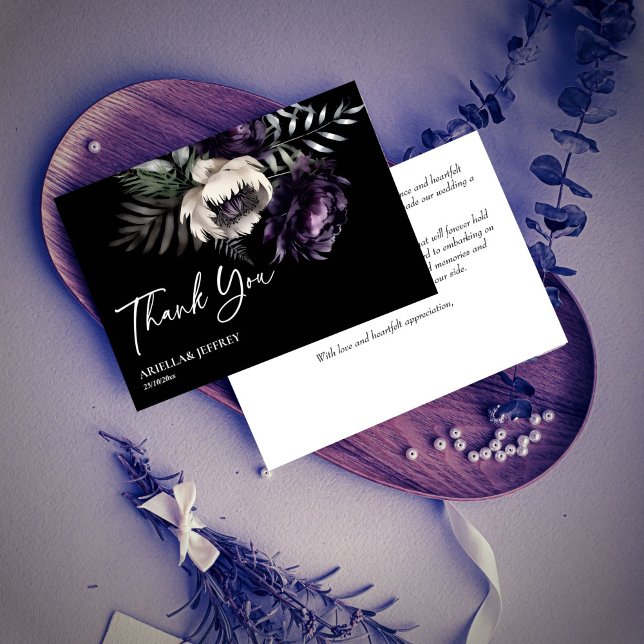 Mörk moody boho elegant bröllop tack kort (Dark moody boho elegant wedding thank you card purple white peonies black thank you card)