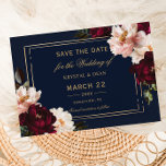 Mörk Moody Burgundy  Navy Blue Blommigt Bröllop Spara Datumet<br><div class="desc">Om du anpassar elegant bröllop sparar du datumet enkelt och snabbt. Klicka helt enkelt på Redigera med Design Verktyg om du vill redigera texten, ändra teckensnittet stilar och teckensnittet färg. Med vacker, realistisk burgundi, peonier och marinblå anemonblommor mot en mörk moody marinblå bakgrund. Matchande artiklar tillgängliga i arkivet. c) Somerset...</div>