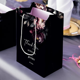 Mörk moody noir elegant burgundi peonies favör för